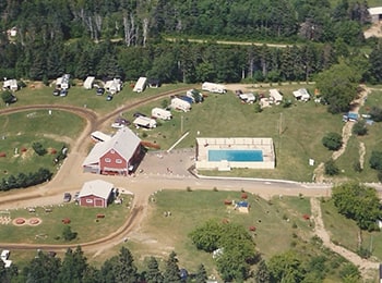 Vue aérienne de terrains de camping avec piscine