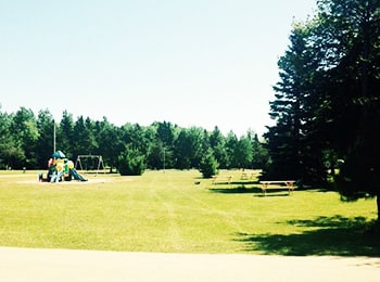 Parc pour enfants et balançoire